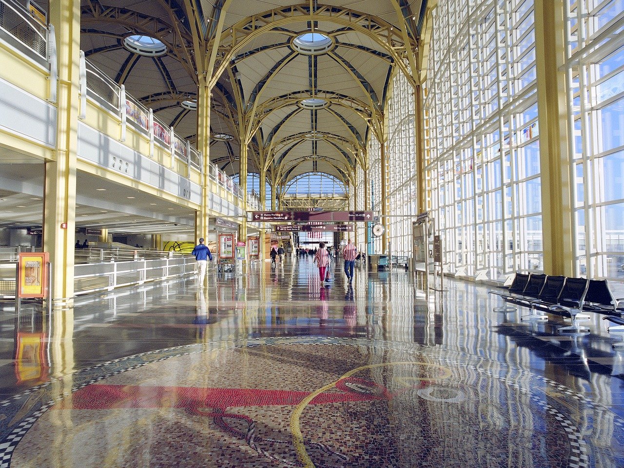 airport-1640407_1280